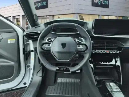 Photo 10 Peugeot 2008  Hybrid 136 e-DCS6 GT