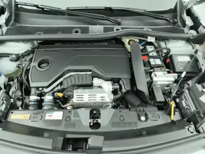 Photo 5 Peugeot 2008  Hybrid 136 e-DCS6 GT