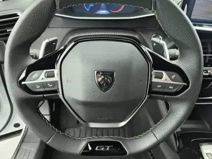 Photo 17 Peugeot 2008  Hybrid 136 e-DCS6 GT