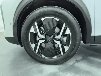 Photo 13 Peugeot 2008  Hybrid 136 e-DCS6 GT