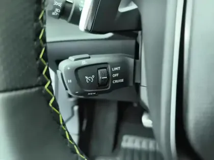 Photo 16 Peugeot 2008  Hybrid 136 e-DCS6 GT