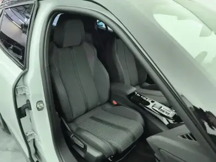 Photo 7 Peugeot 2008  Hybrid 136 e-DCS6 GT