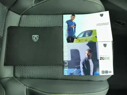 Photo 14 Peugeot 2008  Hybrid 136 e-DCS6 GT