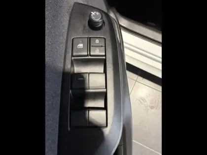 Photo 13 Toyota Yaris  116h Design 5p MC24