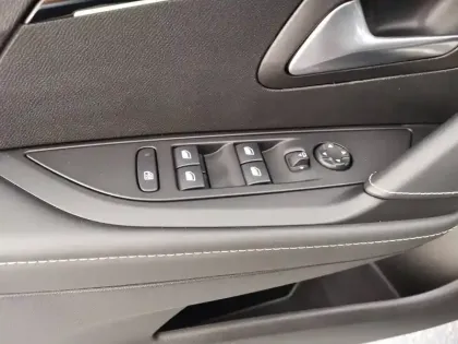 Photo 22 Peugeot 208 Gén. II Ph1 GT Line 5