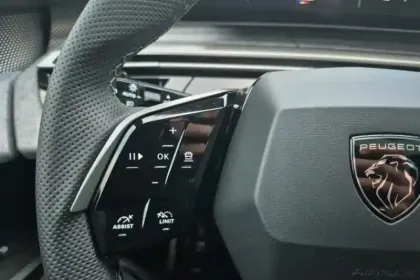 Photo 68 Peugeot 5008  Hybrid 145 ch e-DCS6
