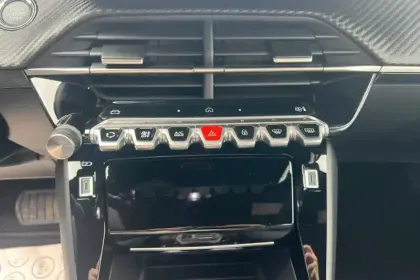 Photo 13 Peugeot 2008  Hybrid 145 e-DCS6