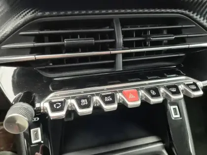 Photo 60 Peugeot 2008  PureTech 130 S&S EAT8