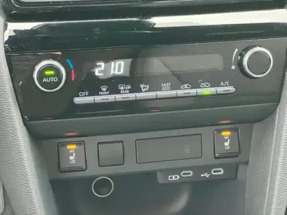 Photo 14 Toyota Yaris Hybride 130H 2WD DESIGN PACK CARGO C