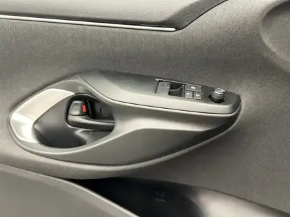 Photo 15 Toyota Yaris 70 VVT-i Dynamic