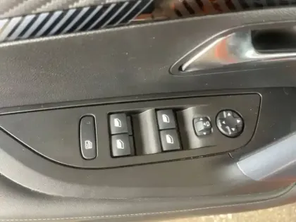 Photo 10 Peugeot 2008 Gén. II Ph1 NG Allure 5