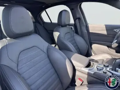 Photo 10 Alfa Romeo Giulia  2.2 Diesel 160ch Veloce AT8