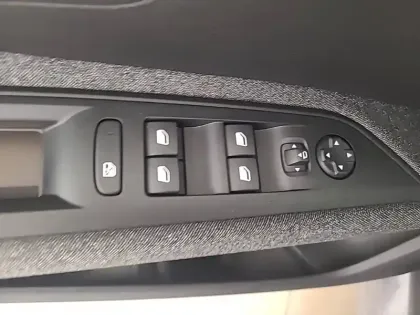 Photo 24 Peugeot 5008  Hybrid 136 e-DCS6