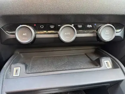Photo 37 Citroën C4 e- 136 ch Automatique