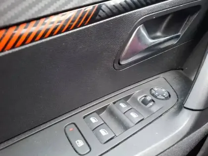 Photo 48 Peugeot 2008  PureTech 100 S&S BVM6