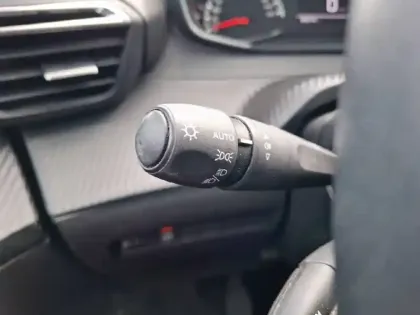 Photo 68 Peugeot 2008  PureTech 100 S&S BVM6