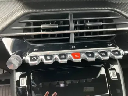 Photo 17 Peugeot 2008  Hybrid 110 e-DCS6