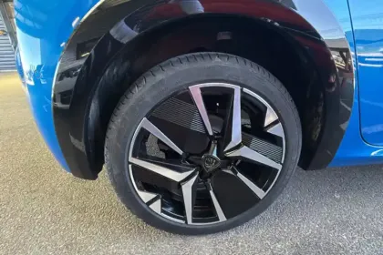 Photo 33 Peugeot 208 Gén. II Ph2 GT 5