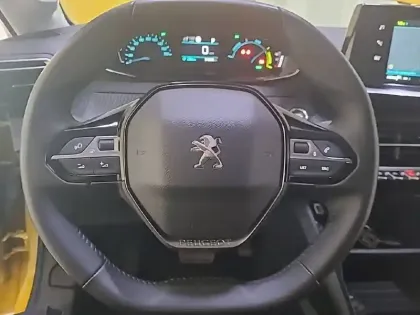 Photo 8 Peugeot 208  Electrique 50 kWh 136ch