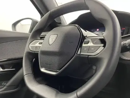 Photo 28 Peugeot 2008  Hybrid 136 e-DCS6