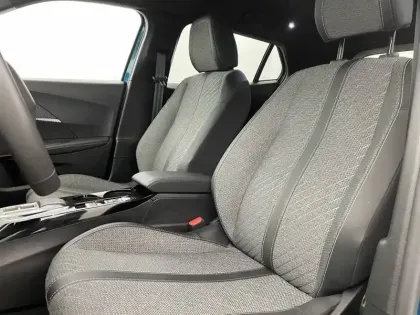 Photo 13 Peugeot 2008  Hybrid 136 e-DCS6