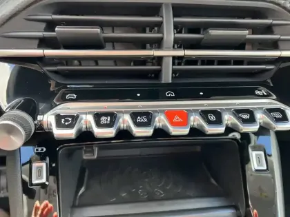 Photo 43 Peugeot 208  Electrique 54 kWh 156ch