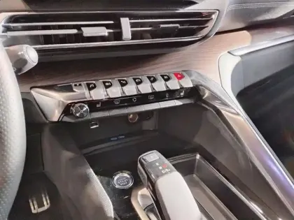 Photo 12 Peugeot 3008  Hybrid 225 e-EAT8 GT