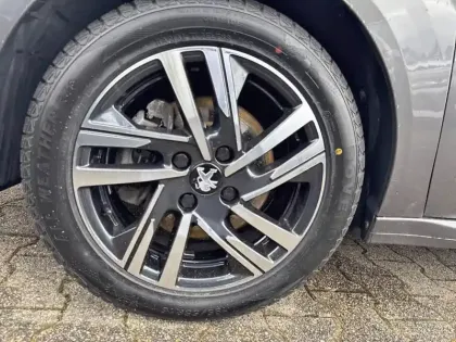 Photo 14 Peugeot 208  PureTech 100 S&S BVM6 Style