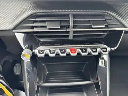 Photo 12 Peugeot 208  PureTech 100 S&S BVM6 Style