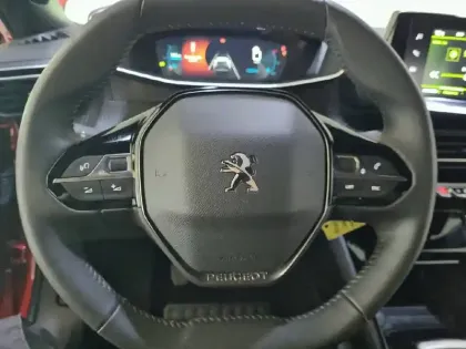 Photo 8 Peugeot 2008  PureTech 130 S&S BVM6