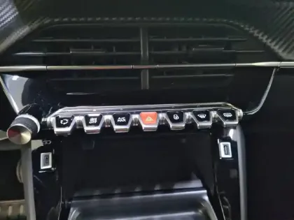 Photo 24 Peugeot 2008  PureTech 130 S&S BVM6