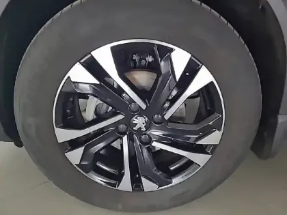 Photo 12 Peugeot 2008  PureTech 130 S&S BVM6