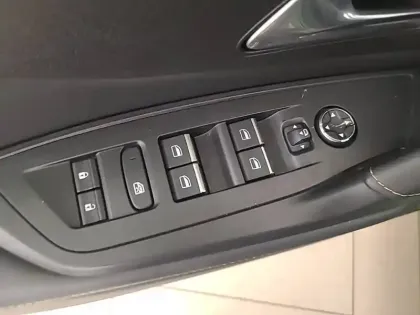 Photo 106 Peugeot 308  PHEV 225 e-EAT8