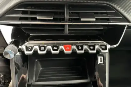 Photo 166 Peugeot 2008  PureTech 130 S&S BVM6