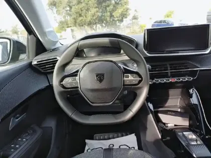 Photo 8 Peugeot 208  Electrique 54 kWh 156ch