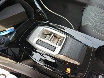 Photo 13 Peugeot 208  Electrique 54 kWh 156ch