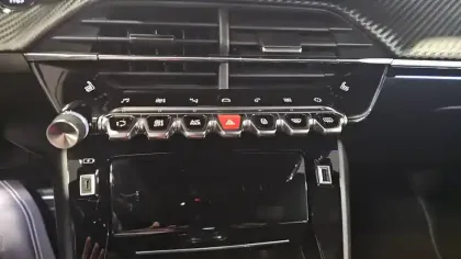 Photo 16 Peugeot 2008  PureTech 155 S&S EAT8