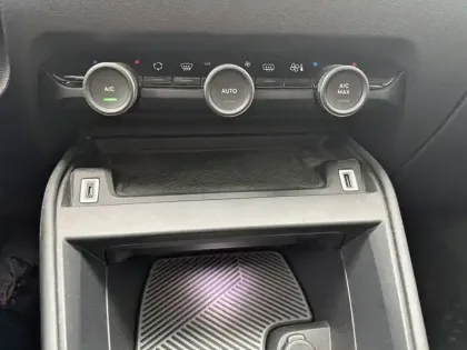 Photo 24 Citroën C4 e- 136 ch Automatique