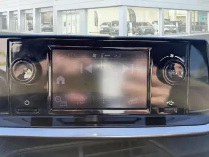 Photo 10 Peugeot 208 Gén. II Ph1 NG Like 5