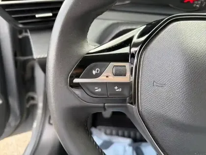 Photo 18 Peugeot 208  PureTech 100 S&S BVM6 Active