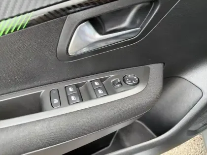 Photo 19 Peugeot 208  PureTech 100 S&S BVM6 Active