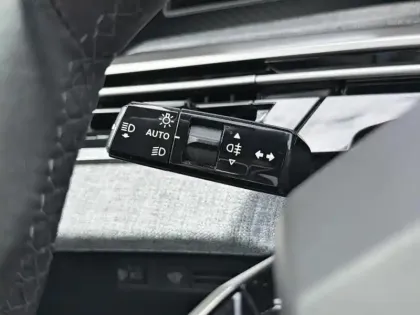 Photo 16 Peugeot 5008  Hybrid 136 e-DCS6 Allure