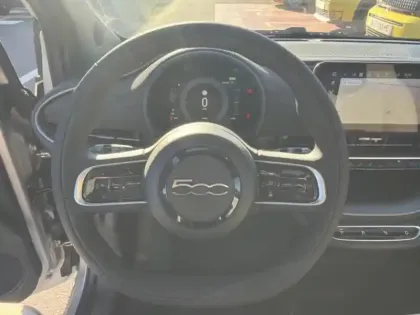 Photo 13 Fiat 500 Gén. II Ph1 MY25 Giorgio Armani C. Ed 3