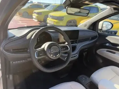 Photo 9 Fiat 500 Gén. II Ph1 MY25 Giorgio Armani C. Ed 3