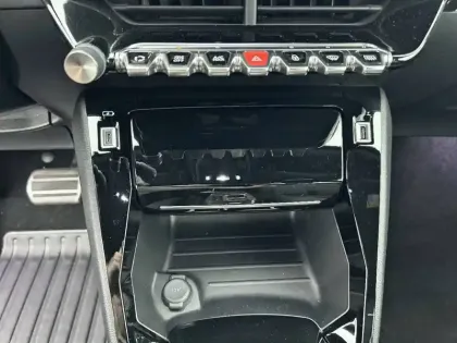 Photo 63 Peugeot 2008  PureTech 130 S&S EAT8