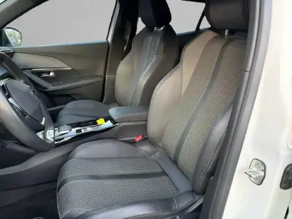 Photo 10 Peugeot 2008  PureTech 130 S&S EAT8