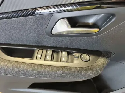 Photo 19 Peugeot 208  Electrique 50 kWh 136ch