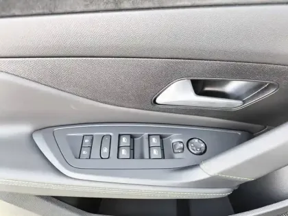 Photo 18 Peugeot 408  Hybrid 145 e-DCS6