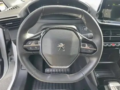 Photo 8 Peugeot 208  Electrique 50 kWh 136ch