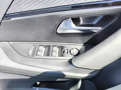 Photo 39 Peugeot 2008  Electrique 54 kWh 156 ch